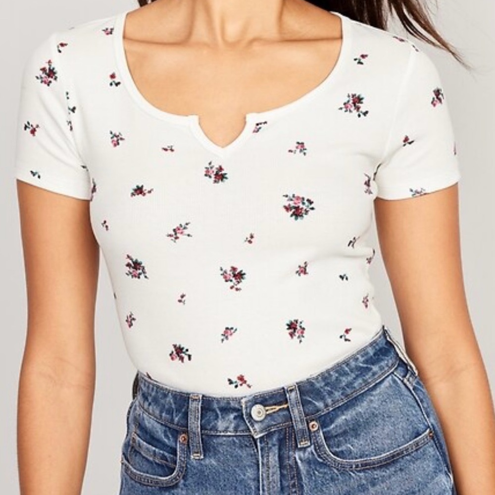 Old Navy Fitted Short Sleeve Notched Split-Neck
Rib-Knit Floral Print T-Shirt